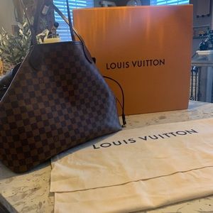 Hardly used Luis Vuitton GM bag.   I really do not use it's just to big for me.